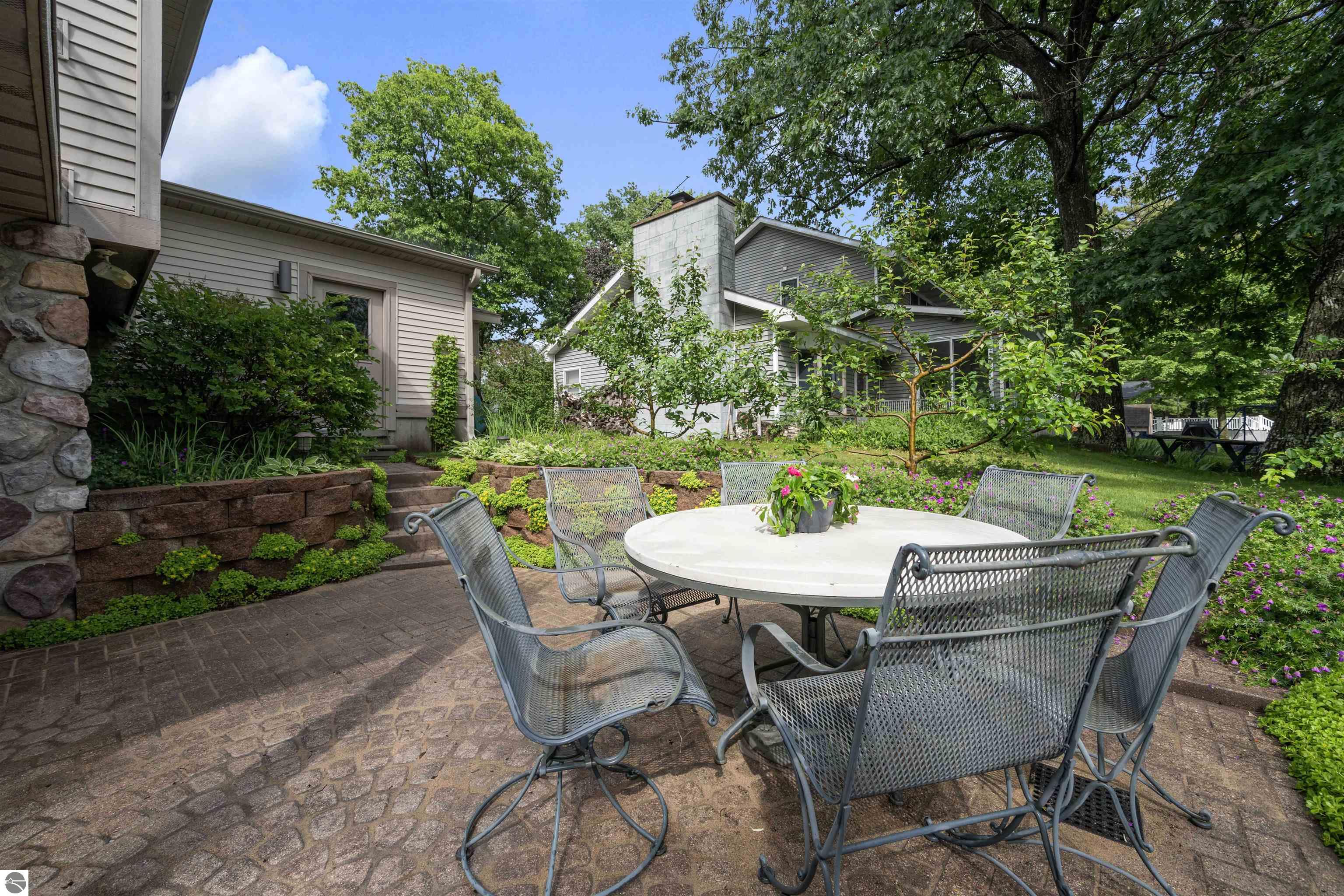 225 W Lake Drive