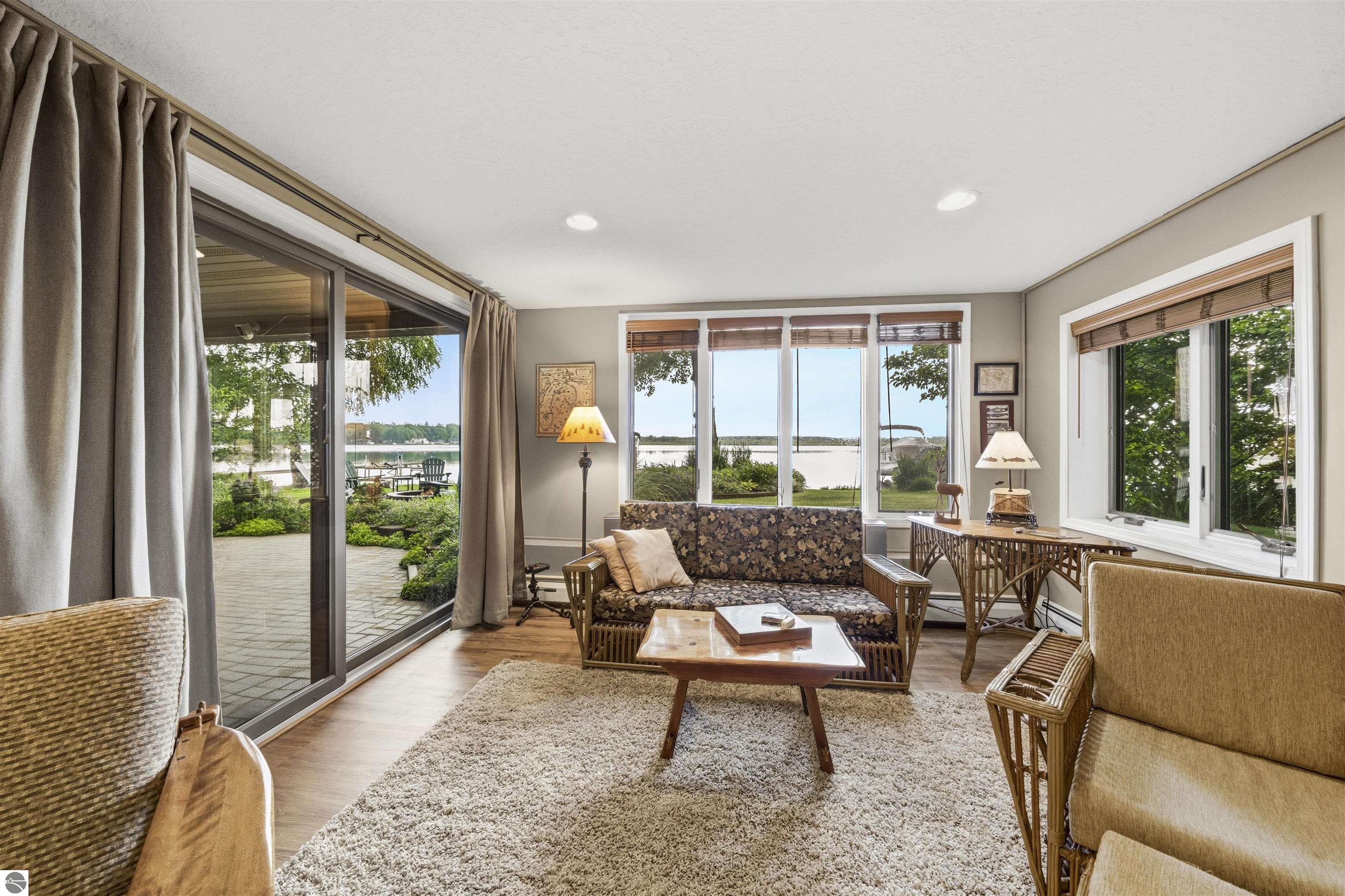 225 W Lake Drive