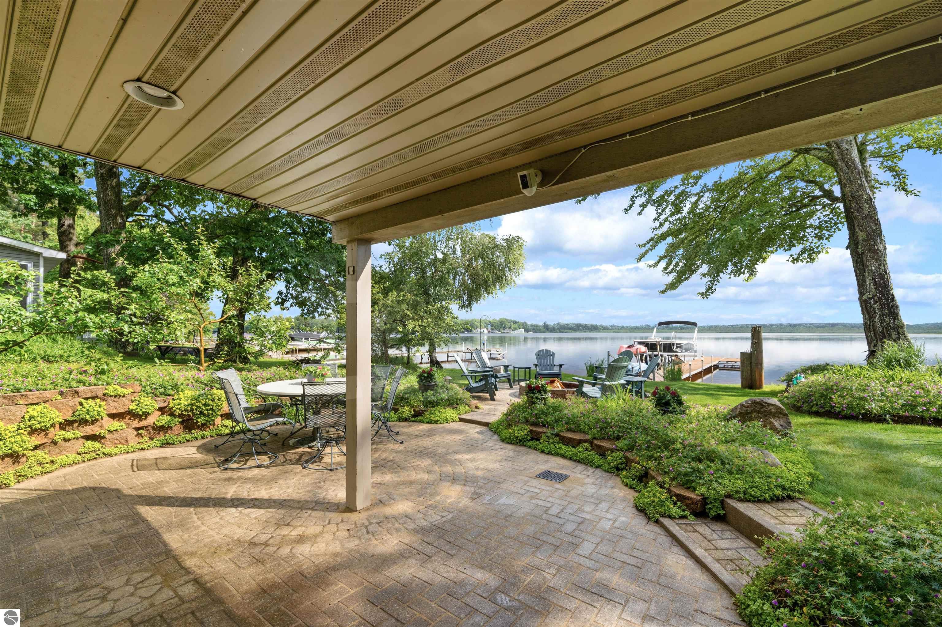 225 W Lake Drive