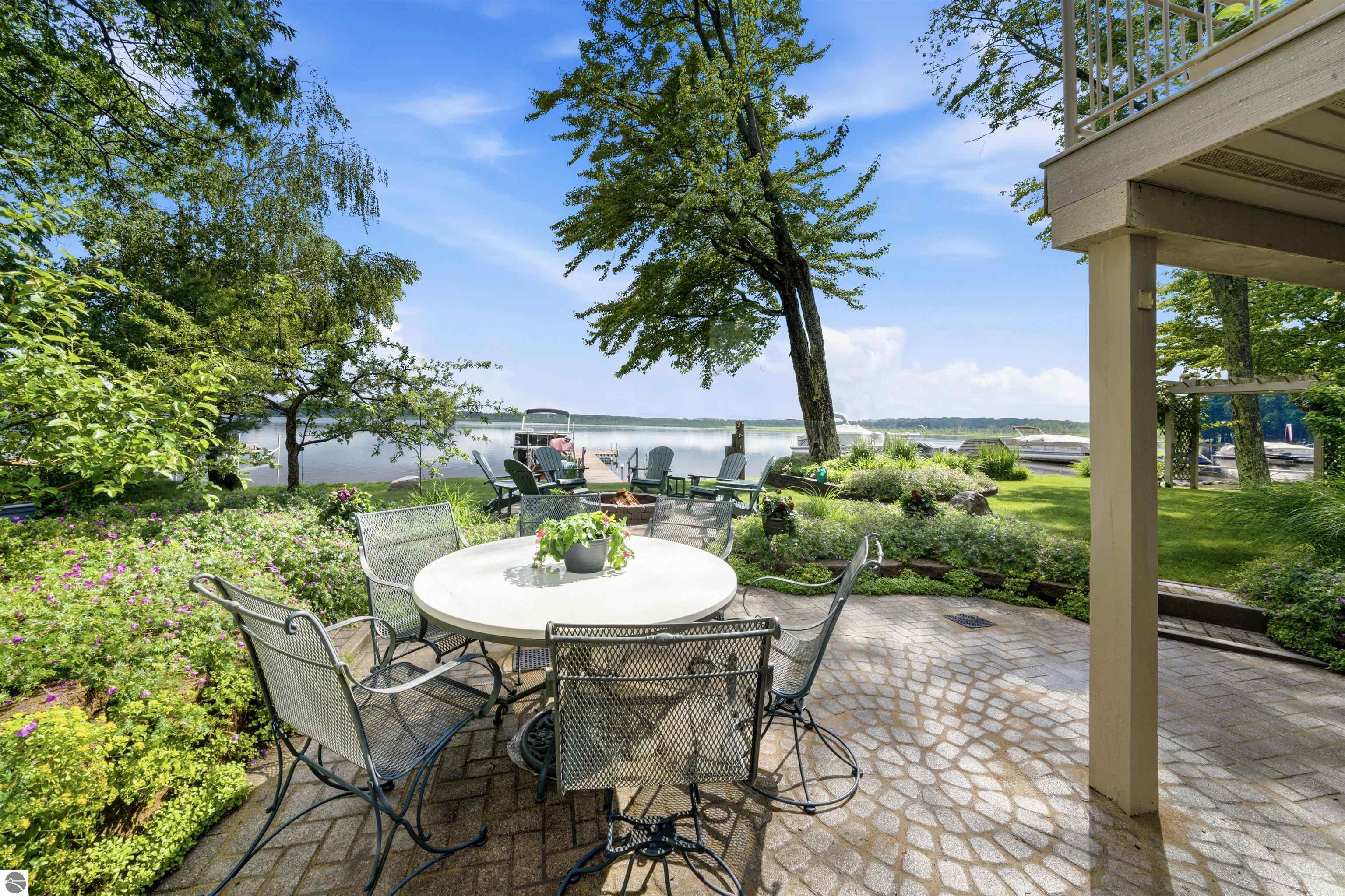 225 W Lake Drive