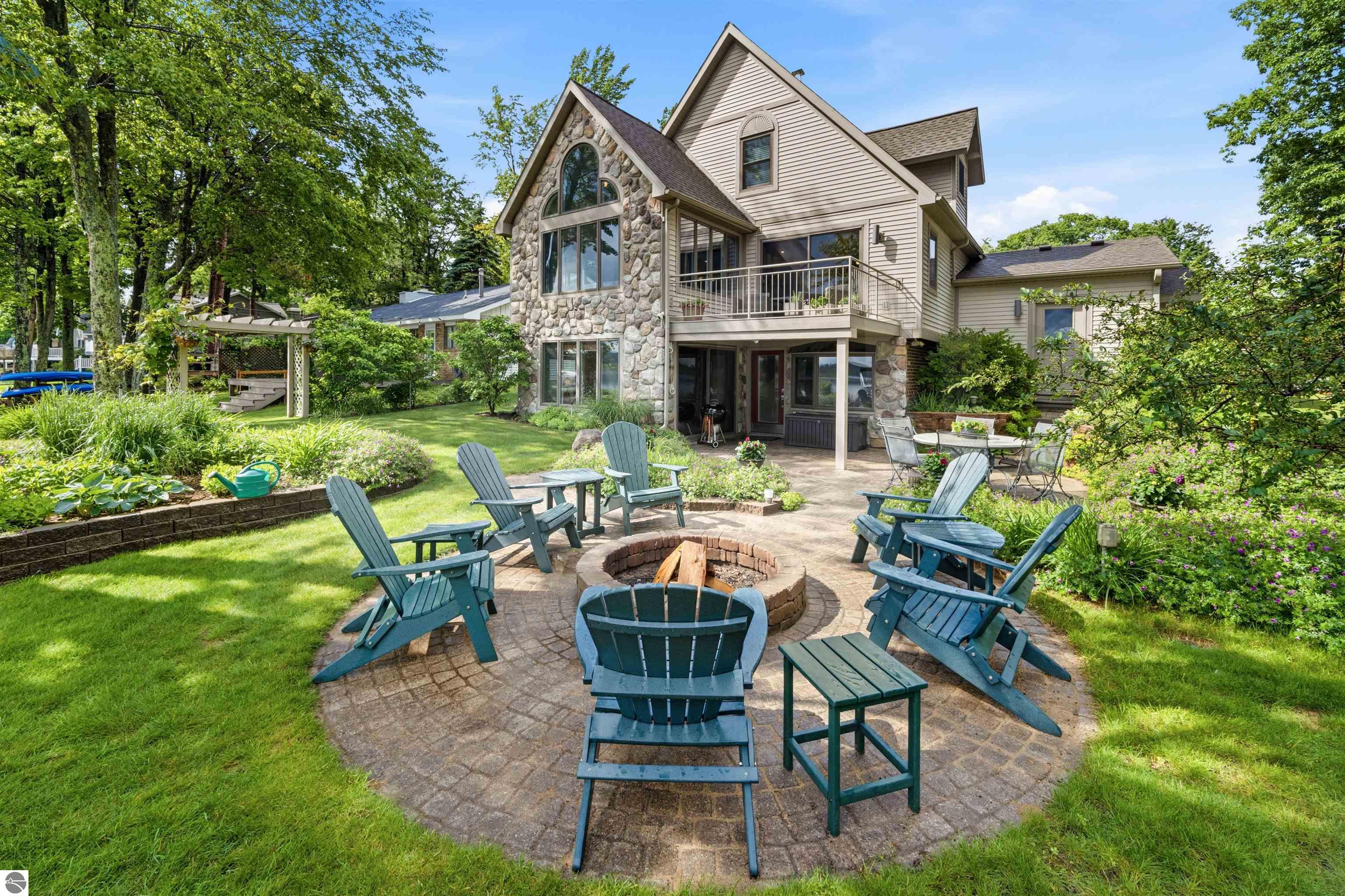 225 W Lake Drive
