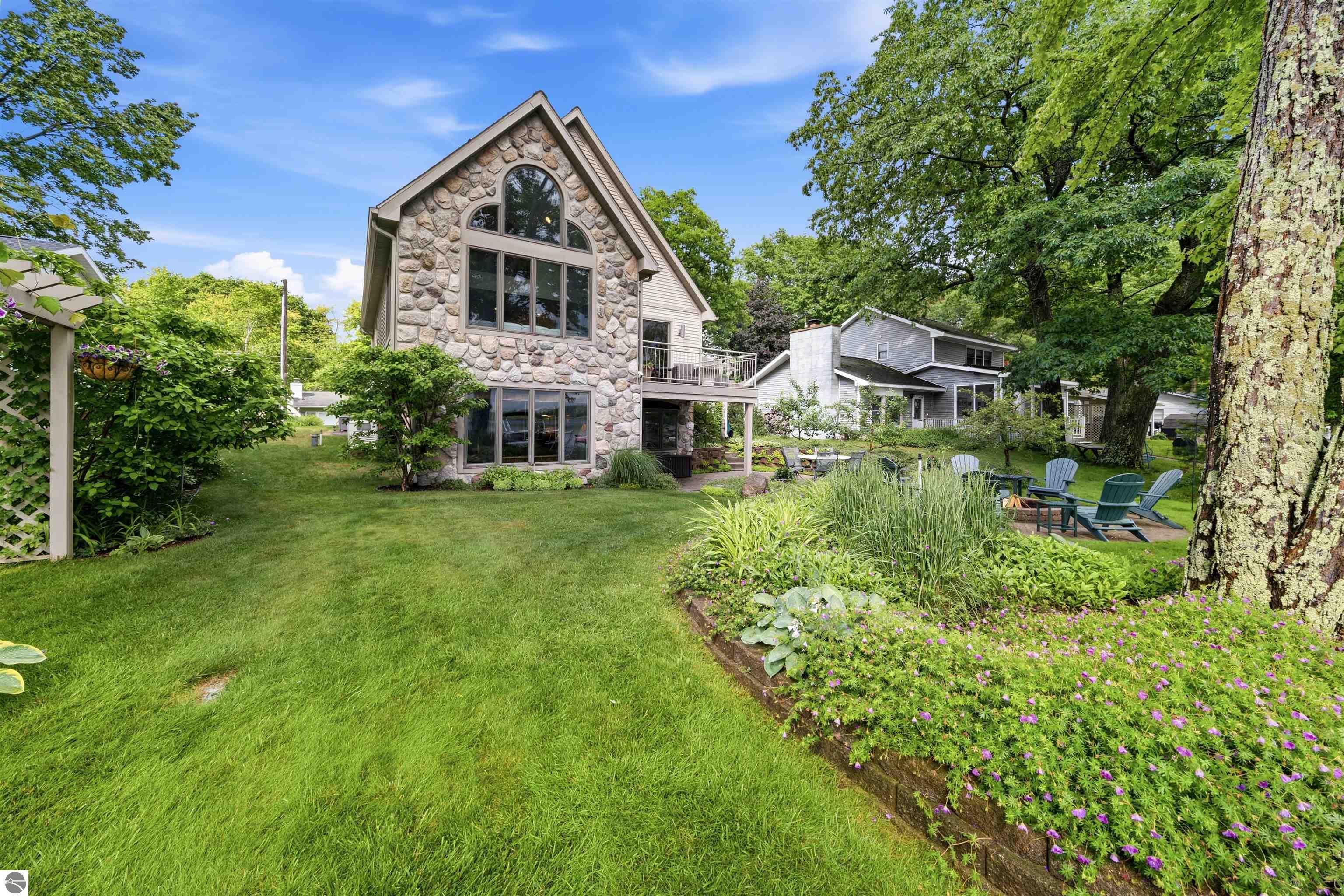 225 W Lake Drive