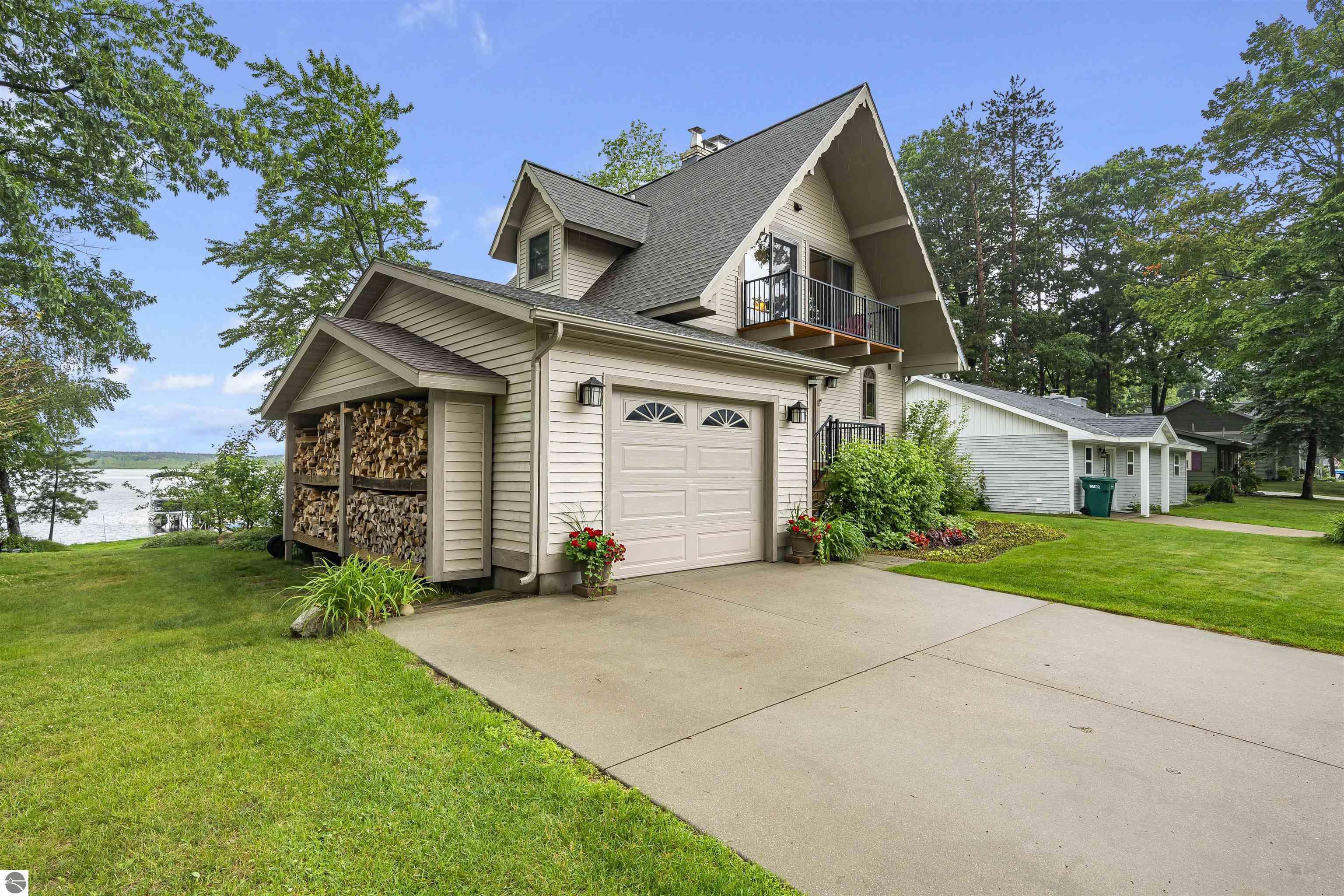 225 W Lake Drive