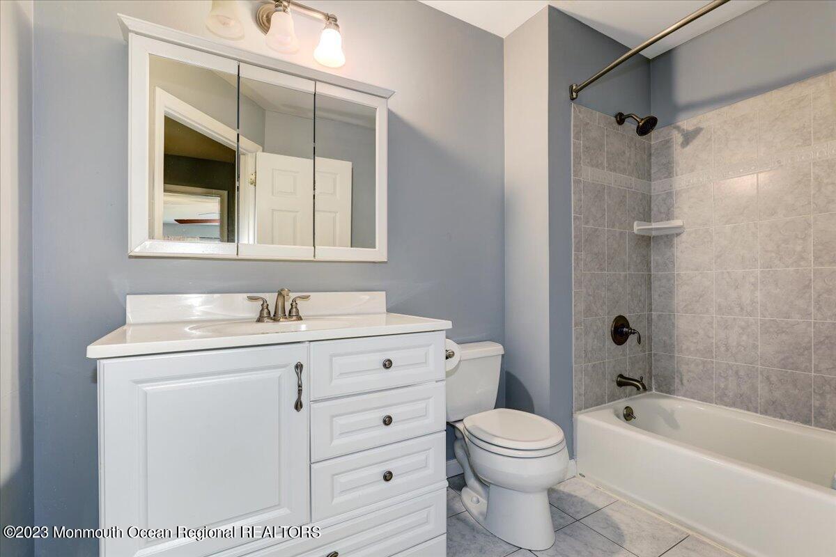 1202 Buckingham Circle, 56