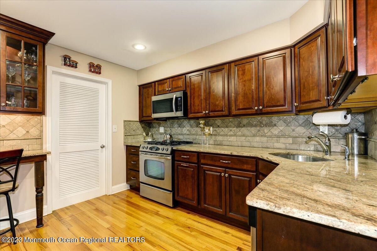 1202 Buckingham Circle, 56