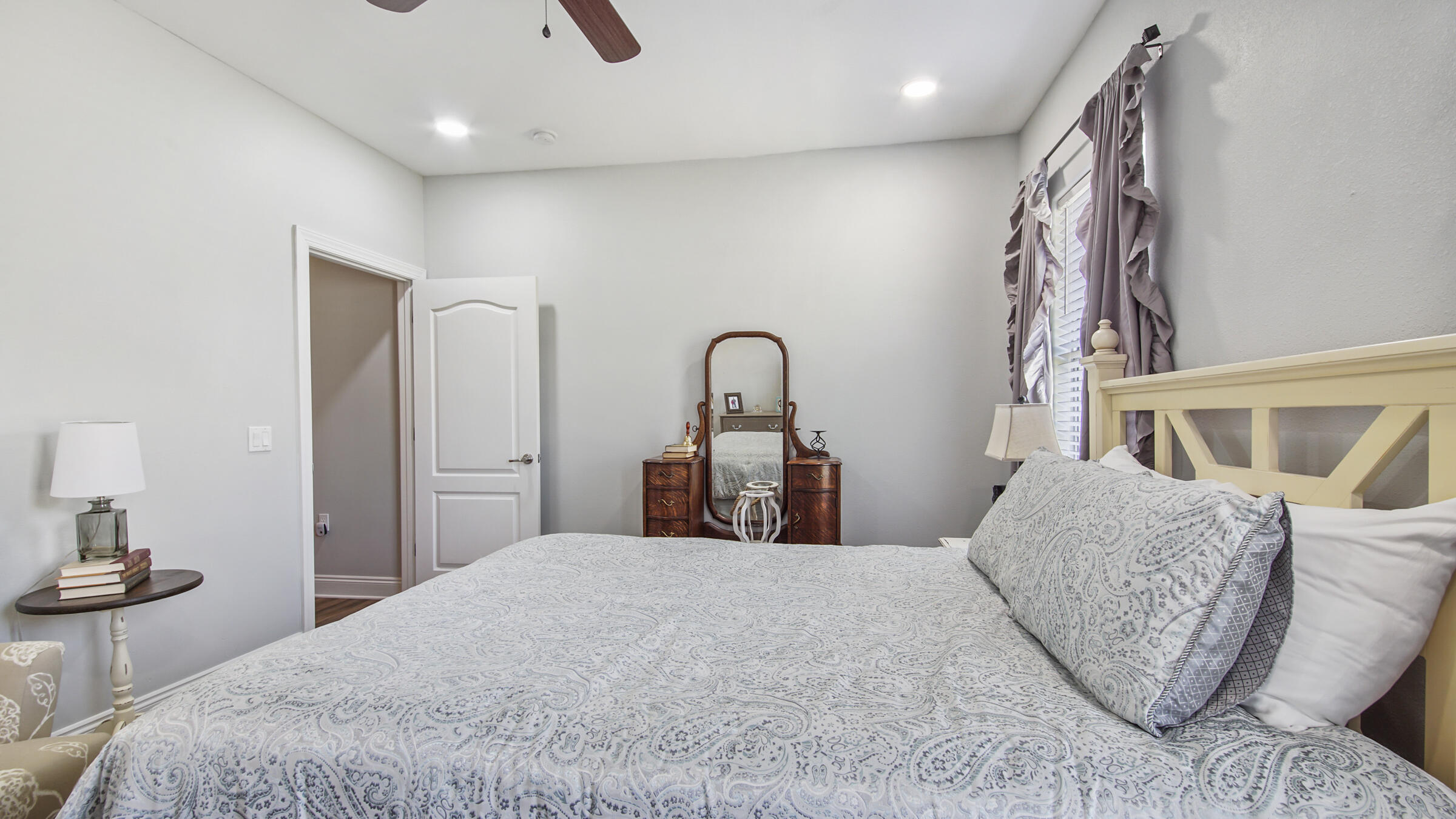 492 E Club House Drive