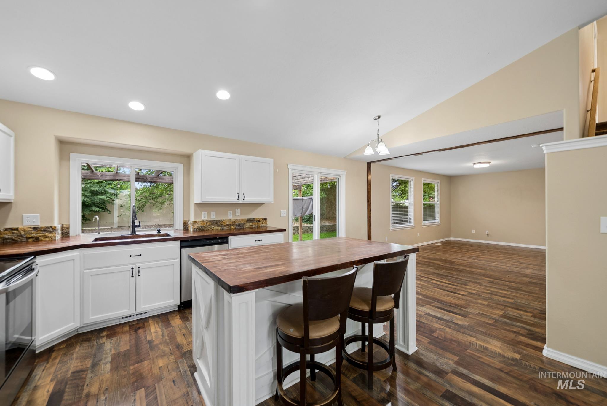 1843 W Pond Stone