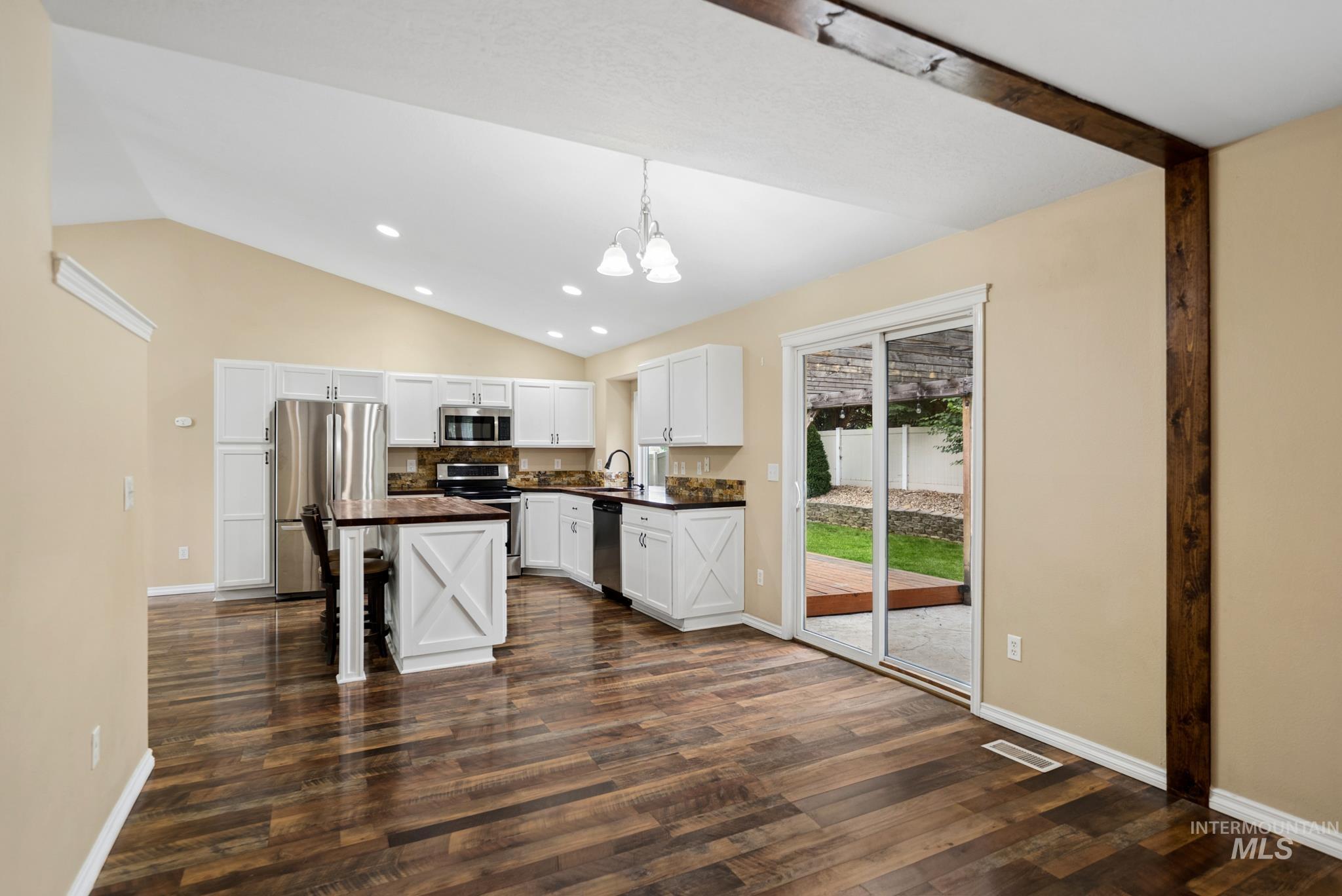 1843 W Pond Stone