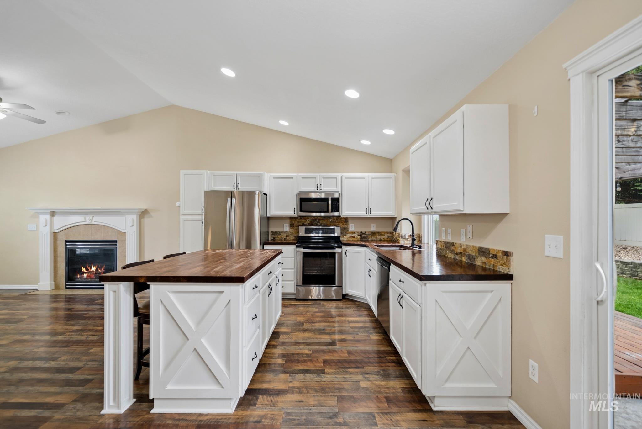 1843 W Pond Stone