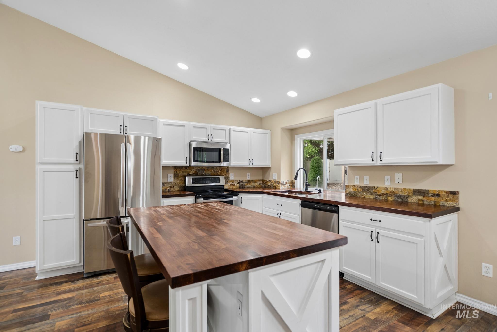 1843 W Pond Stone