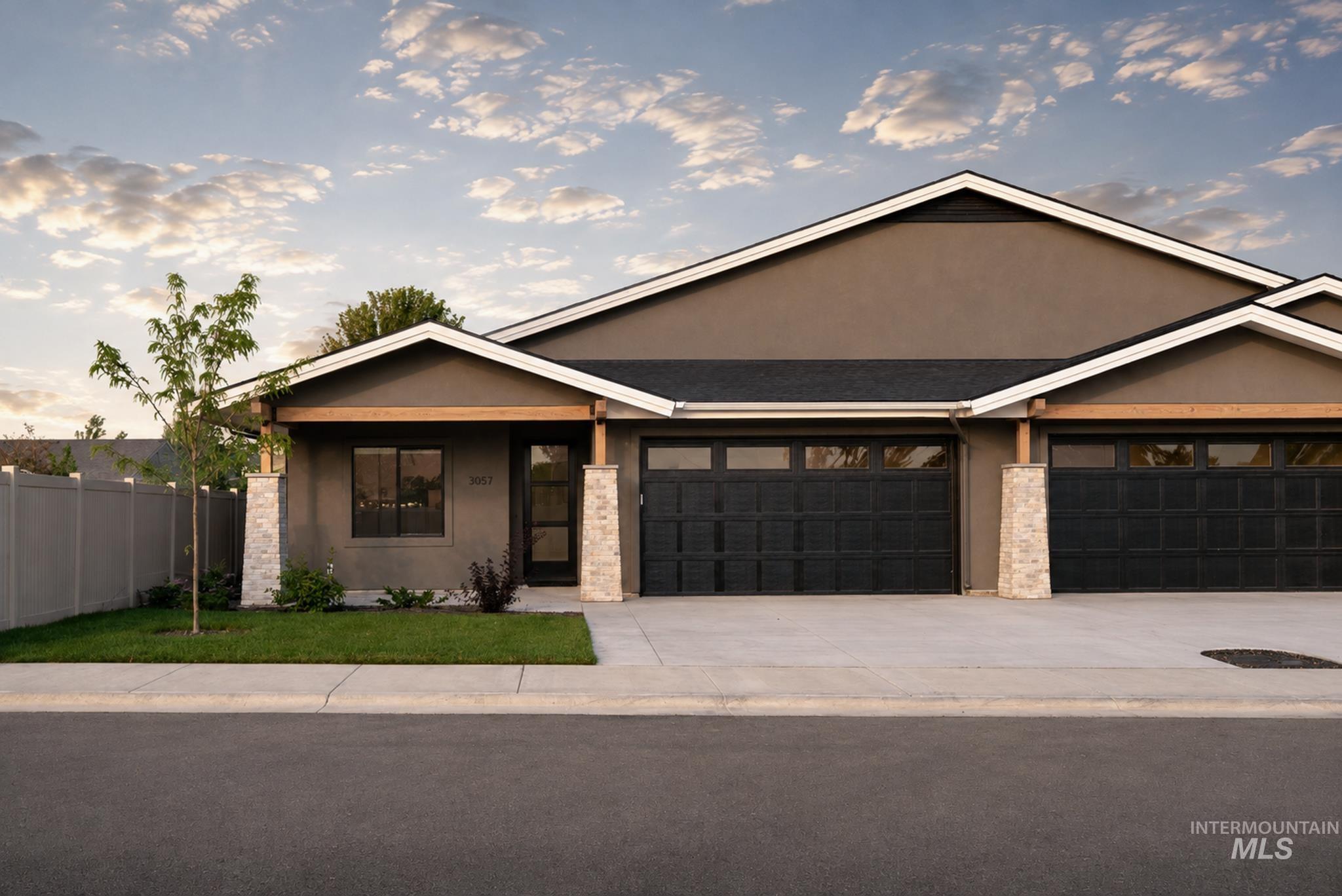 3057 N Lapis