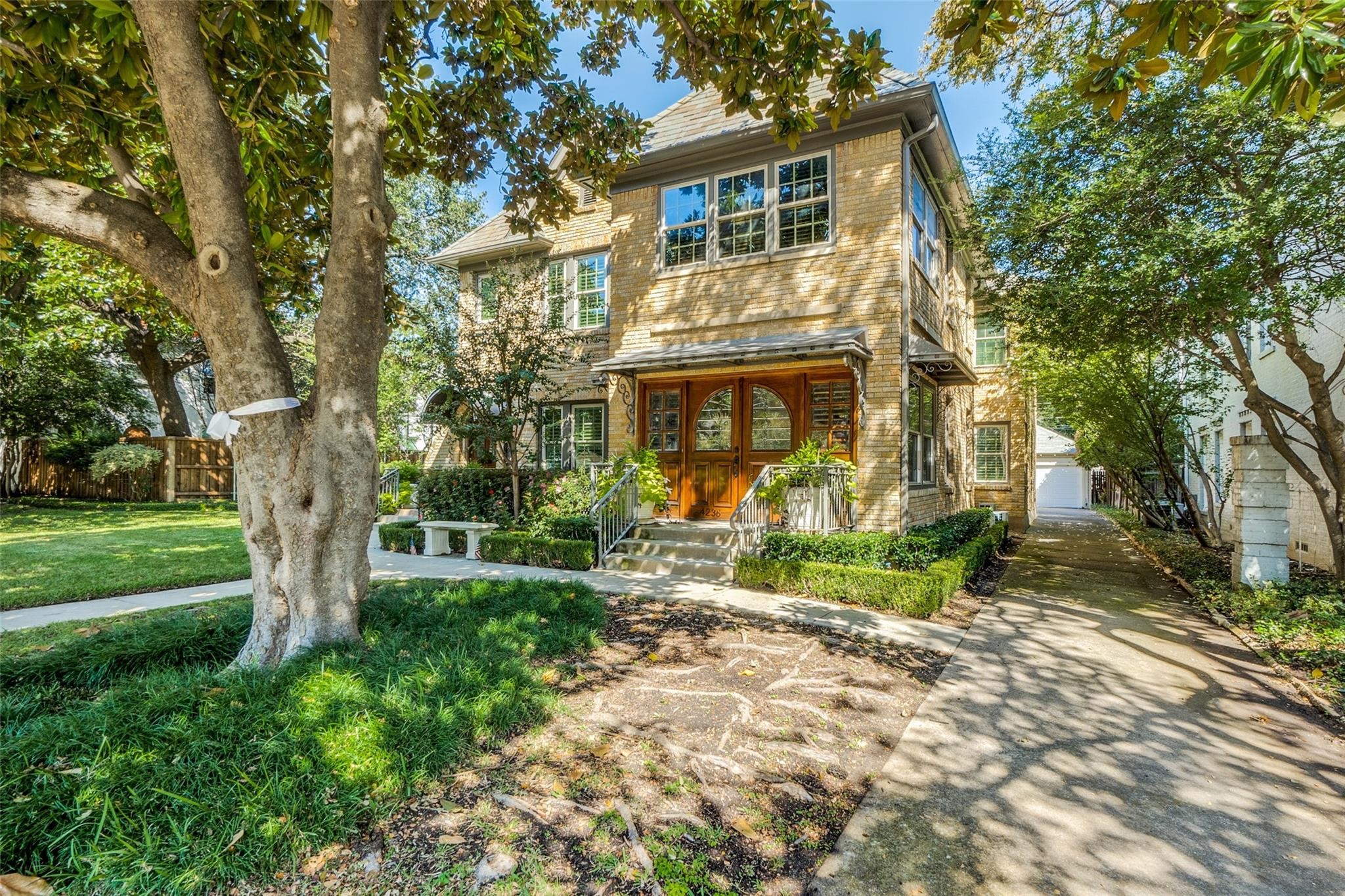 4236 University Boulevard