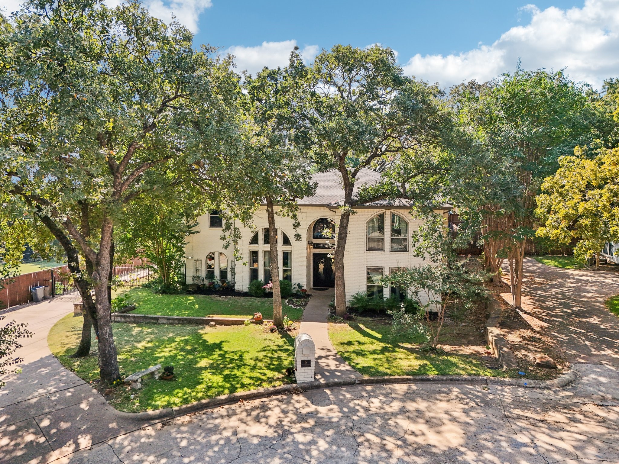 5 Woodlands Court