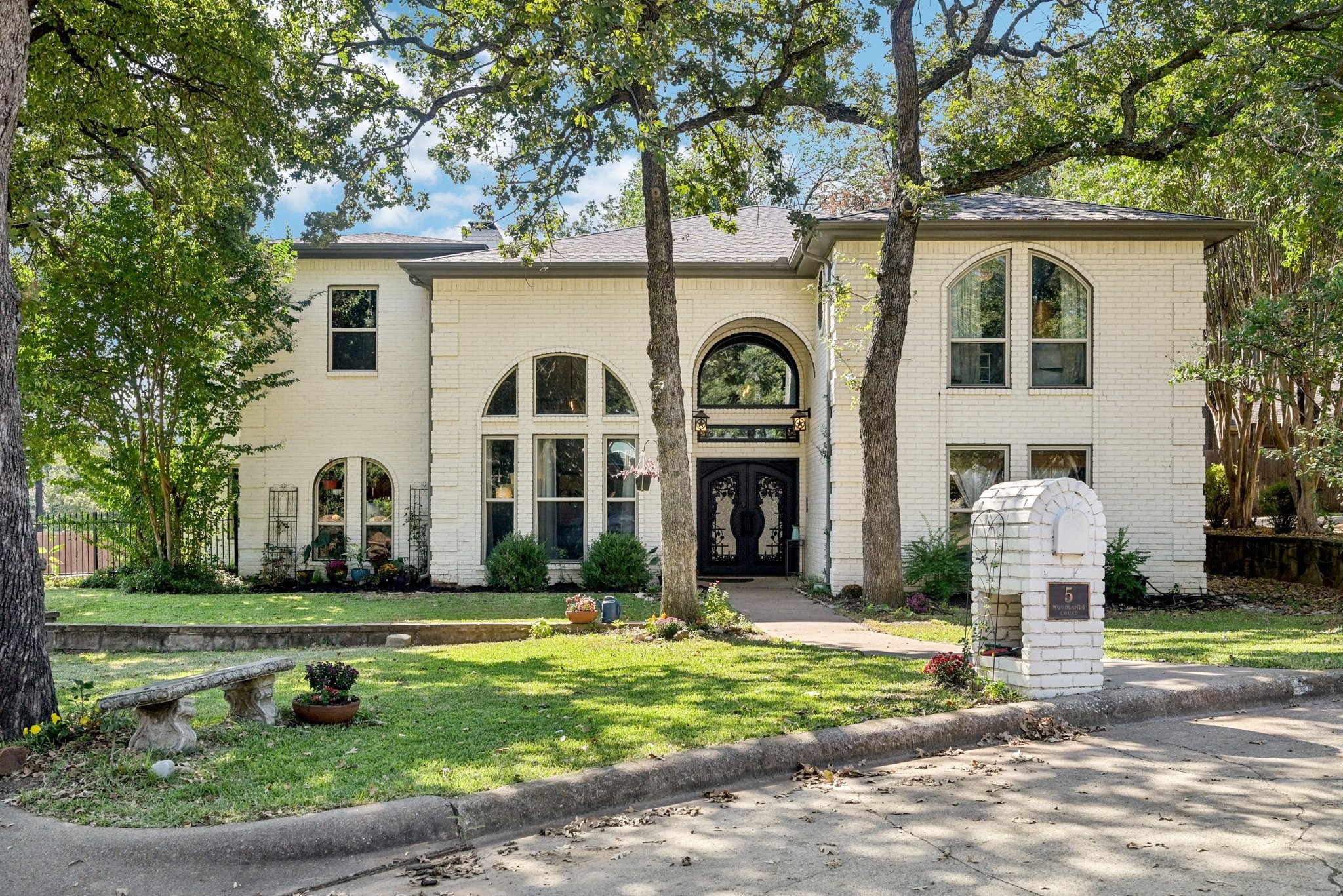 5 Woodlands Court