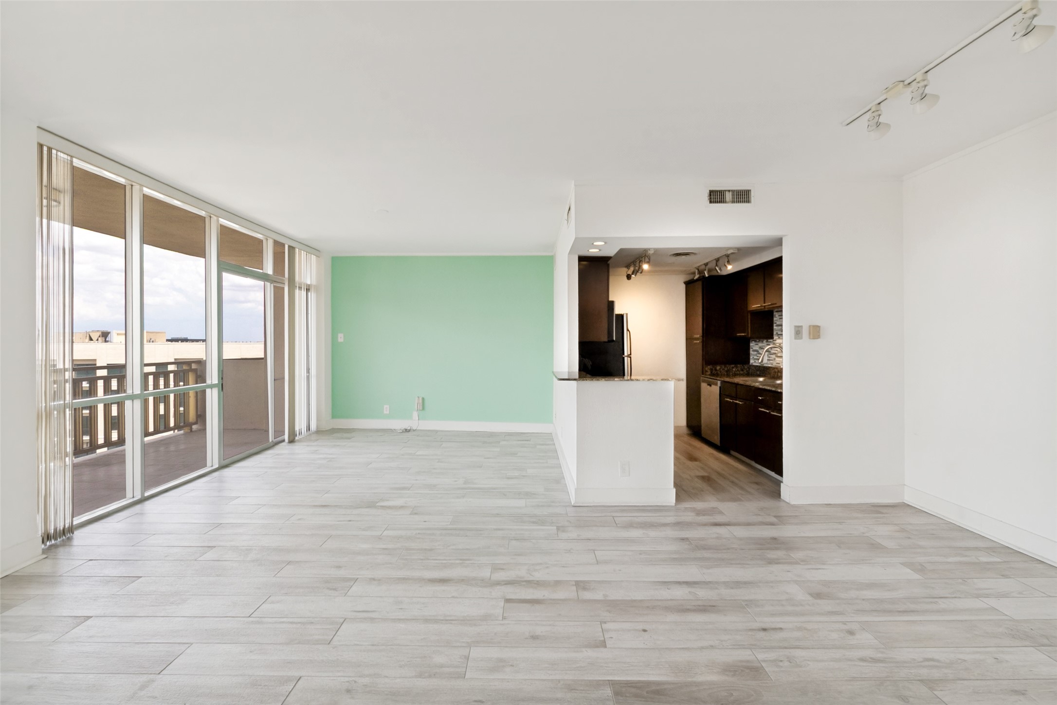 6211 W Northwest Highway 1004