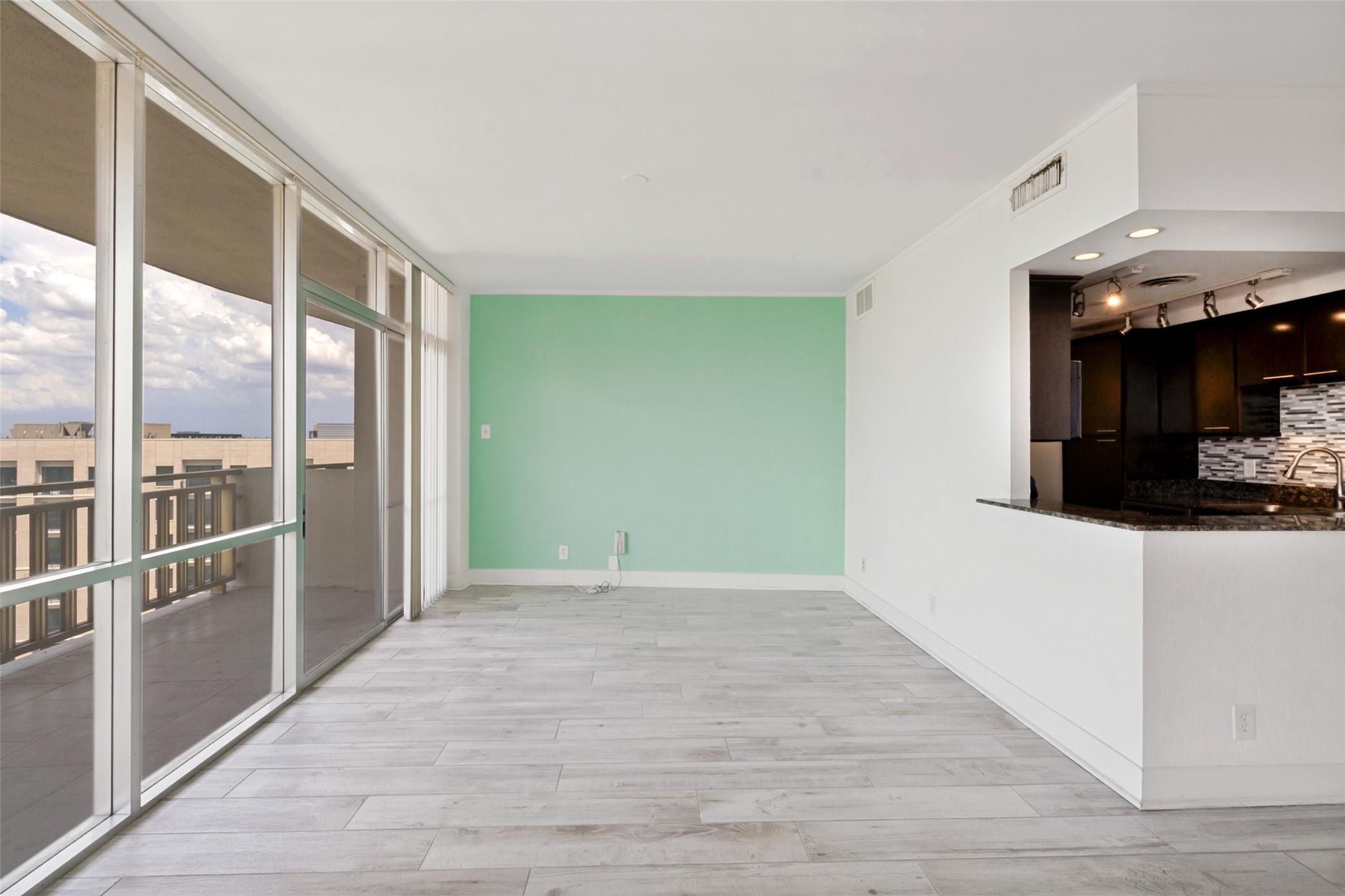 6211 W Northwest Highway 1004