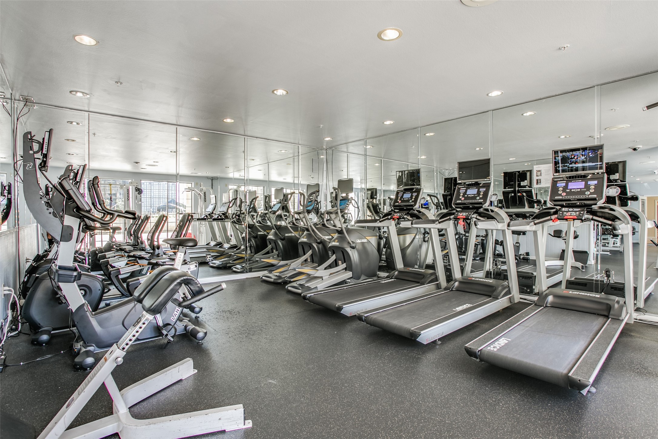 3225 Turtle Creek Boulevard 1211
