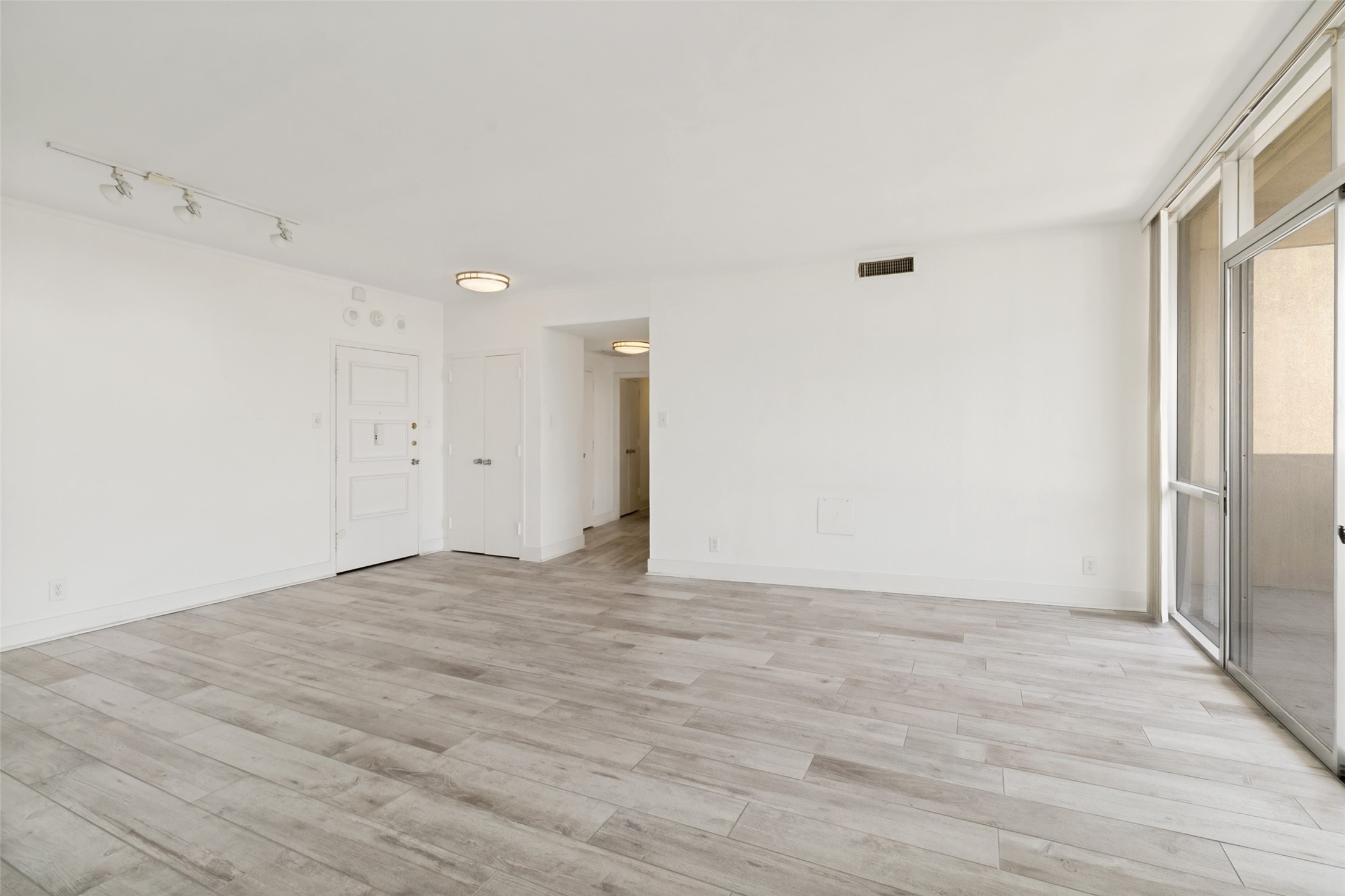 6211 W Northwest Highway 1004