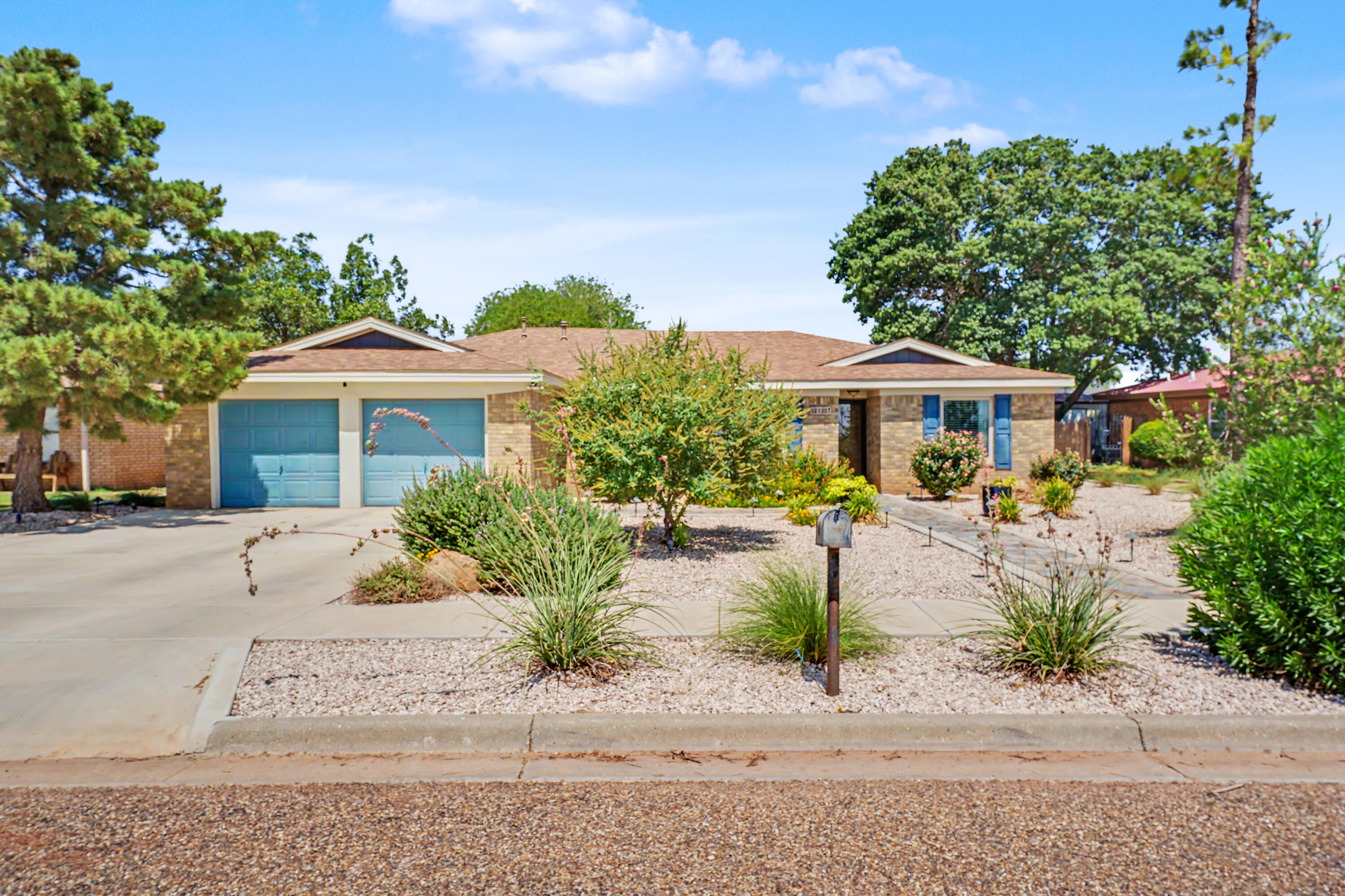 1207 E Waco Street