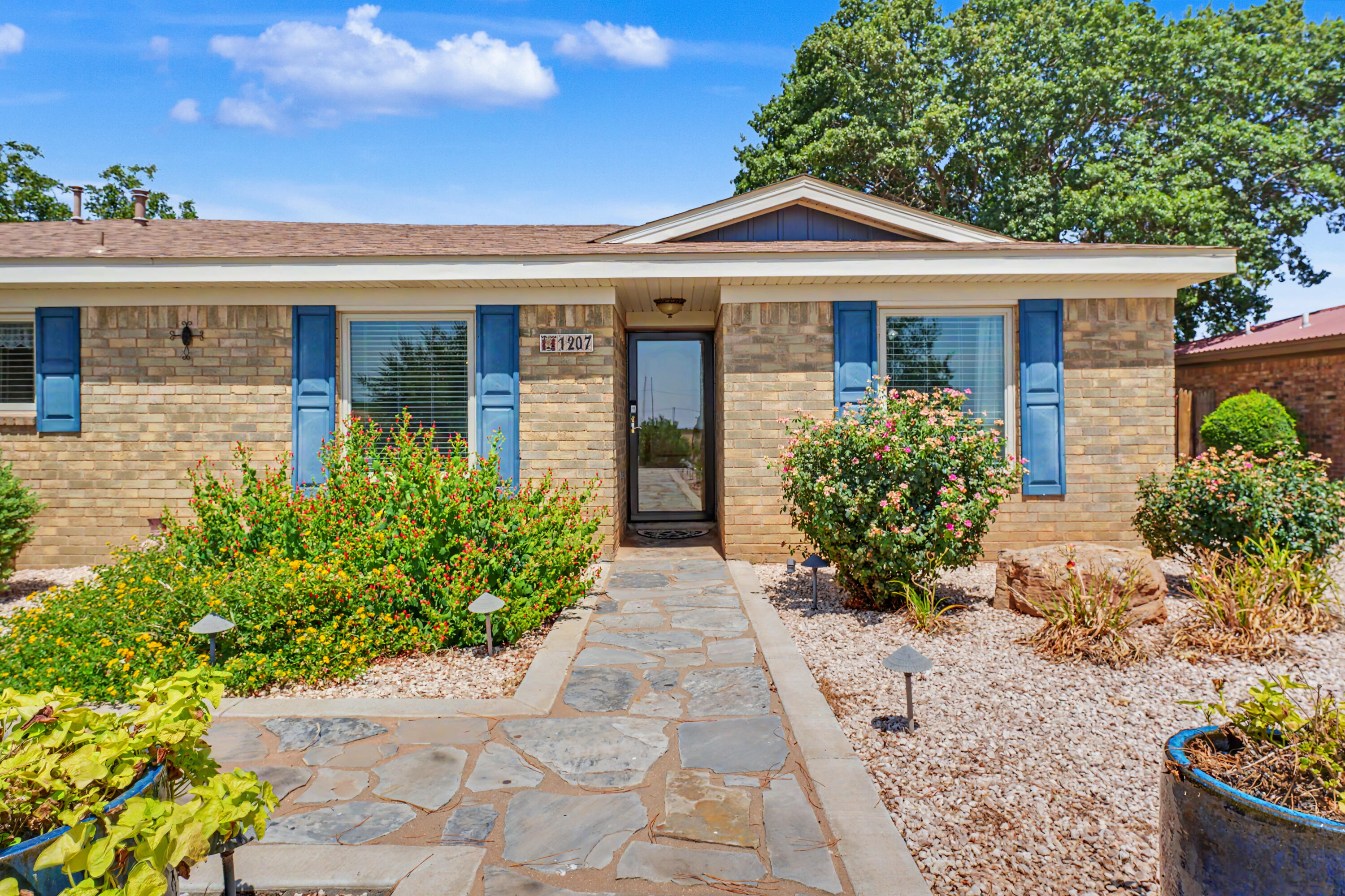 1207 E Waco Street
