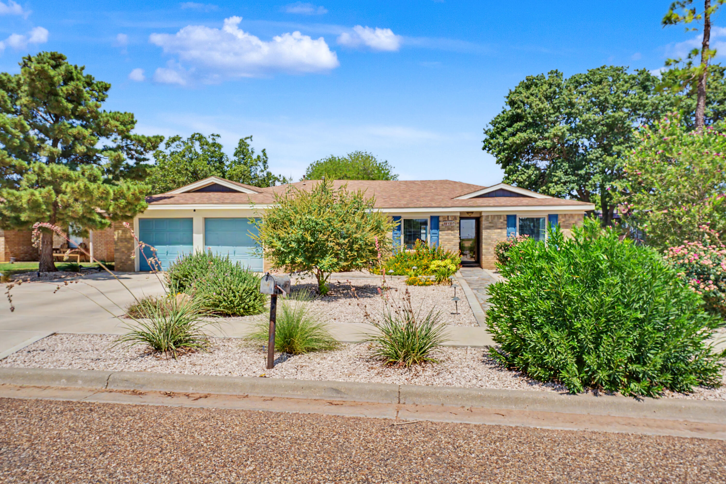 1207 E Waco Street