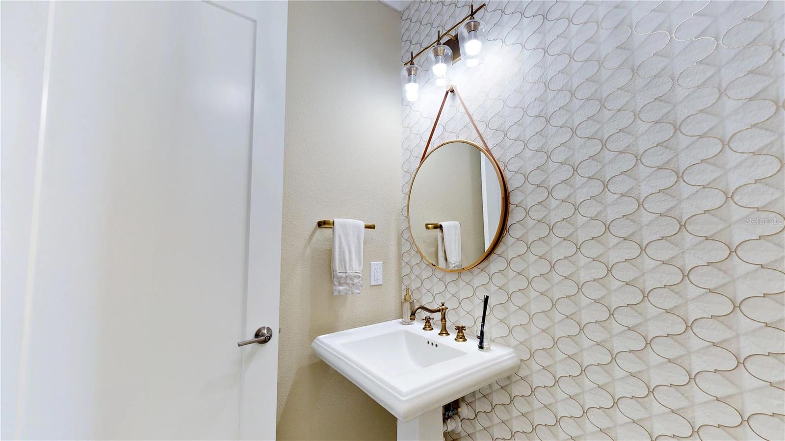 6160 HAMLIN RESERVE BLVD