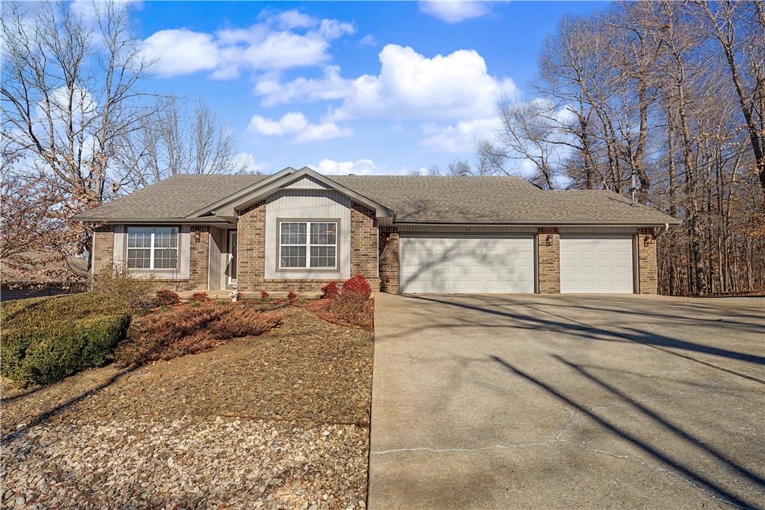 16 Dunvegan Lane