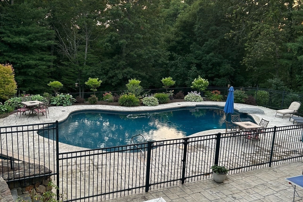 72 Pokanoket Ln