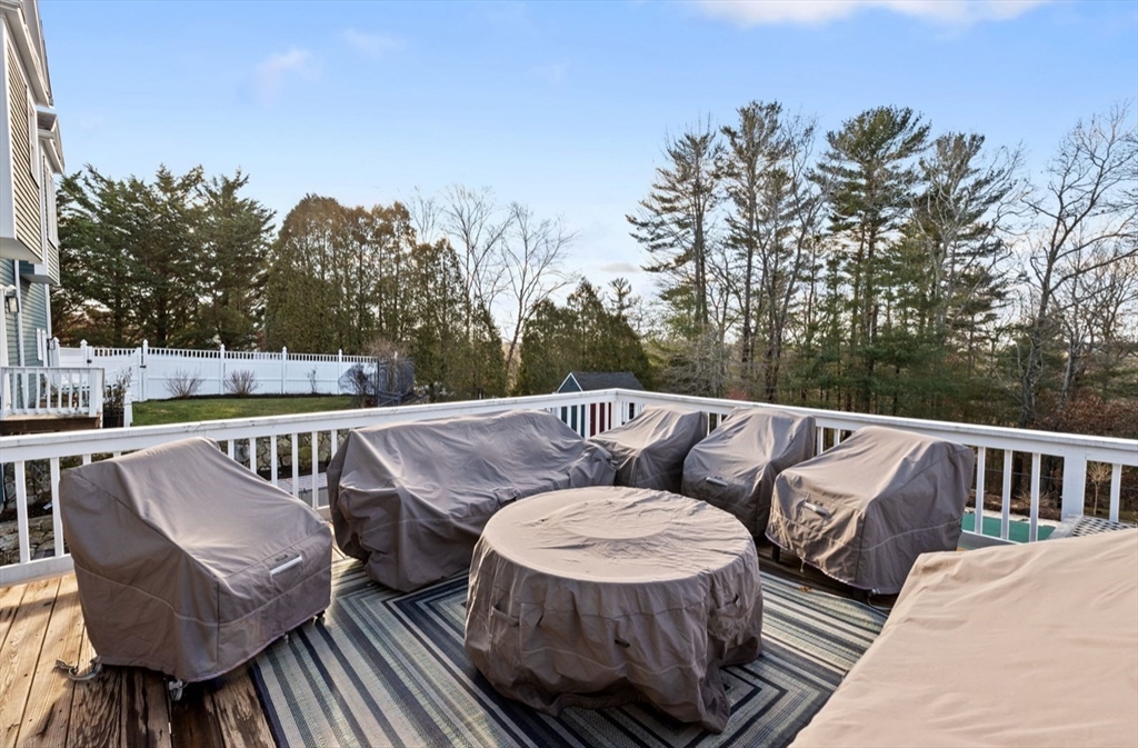 72 Pokanoket Ln