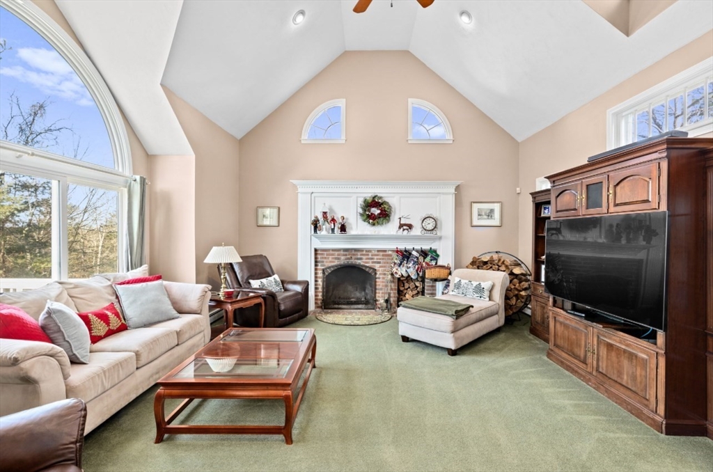 72 Pokanoket Ln