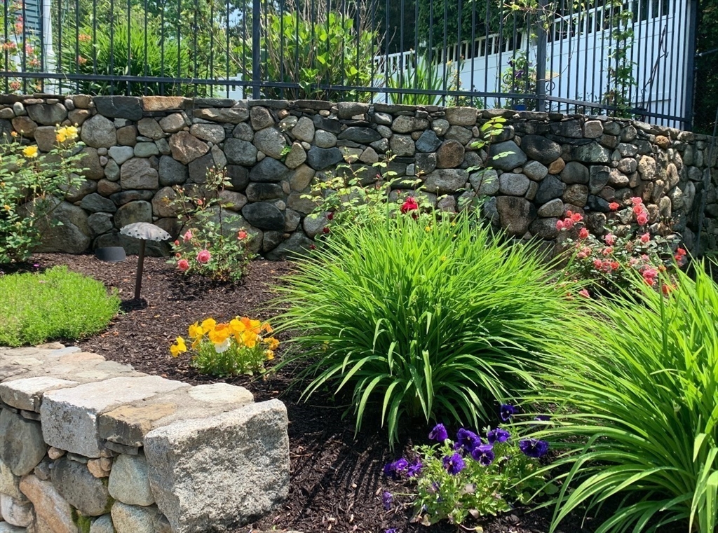 72 Pokanoket Ln