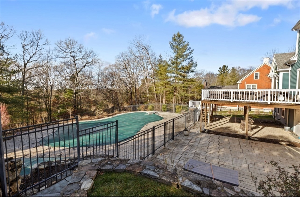 72 Pokanoket Ln