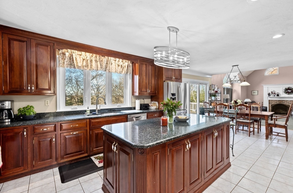 72 Pokanoket Ln