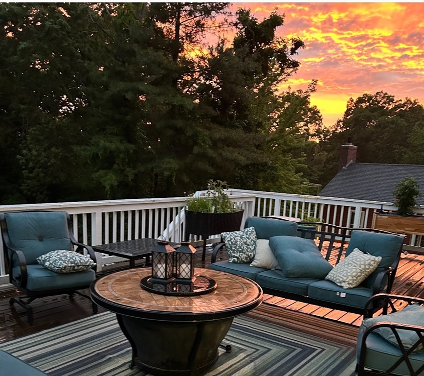72 Pokanoket Ln