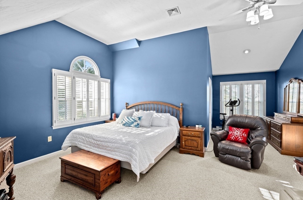 72 Pokanoket Ln