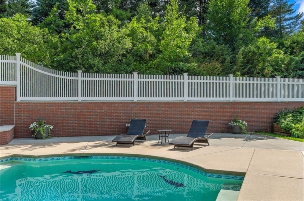 256 Hillcrest Rd