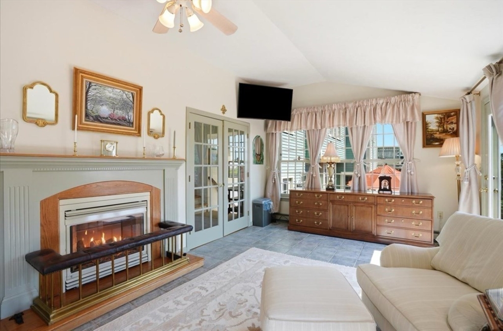 104 Pokanoket Ln
