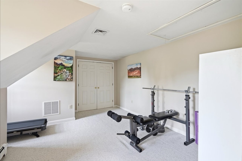 104 Pokanoket Ln