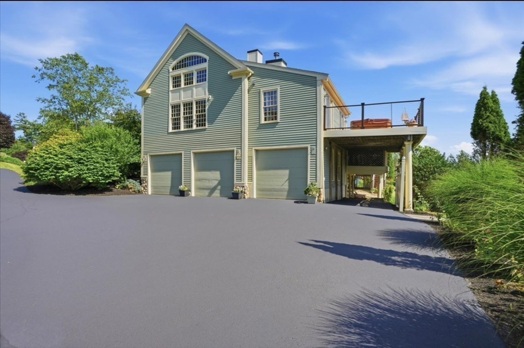 104 Pokanoket Ln