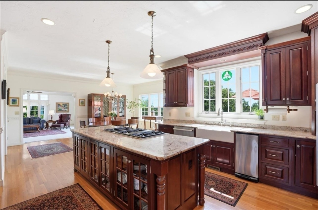 104 Pokanoket Ln
