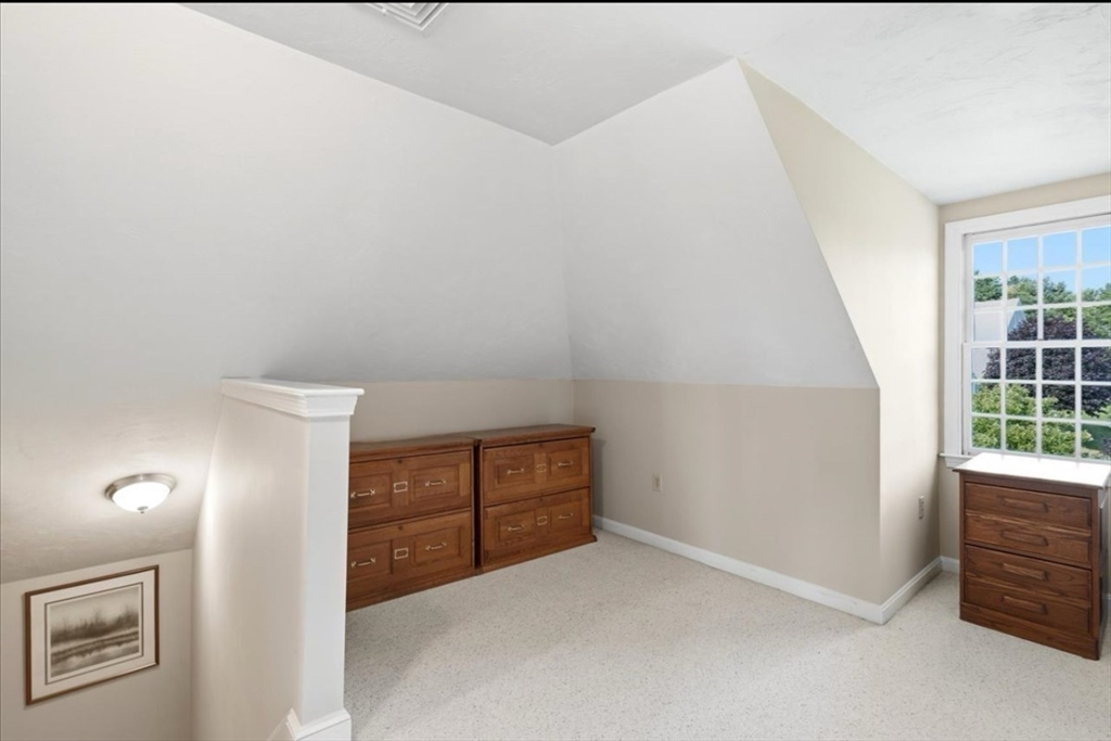 104 Pokanoket Ln