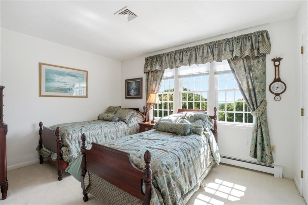104 Pokanoket Ln