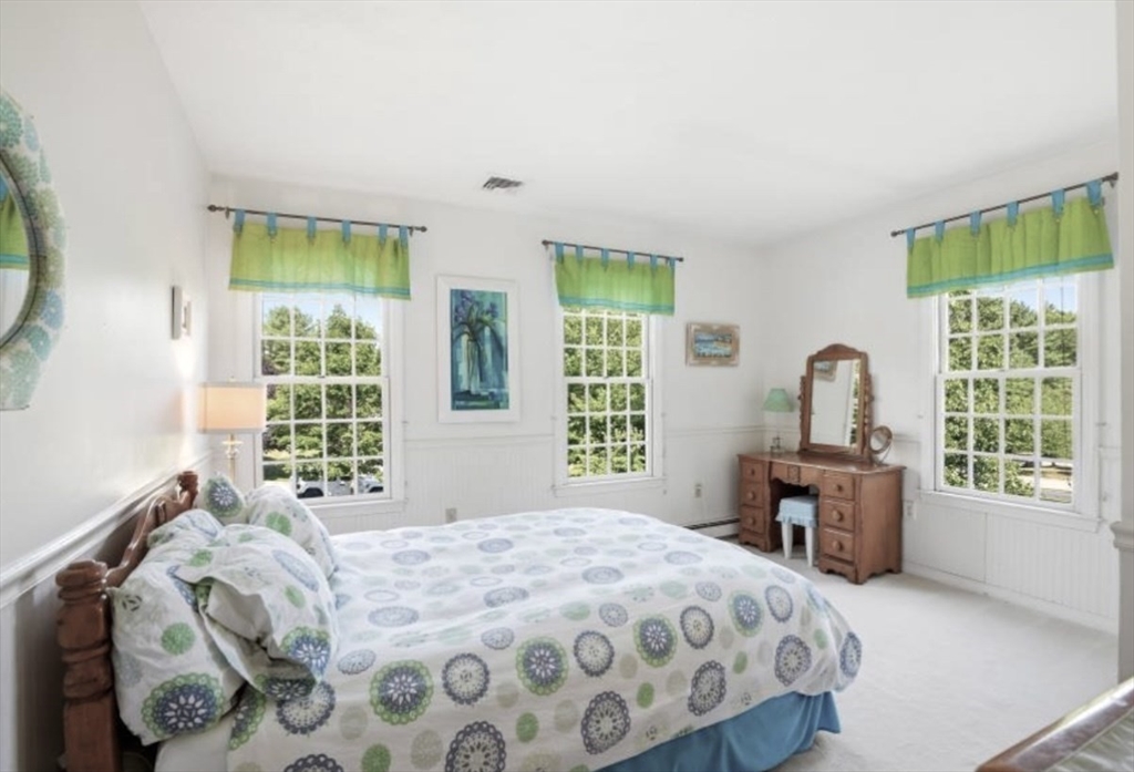 104 Pokanoket Ln
