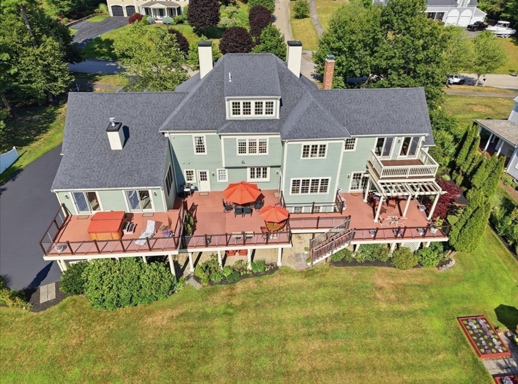 104 Pokanoket Ln