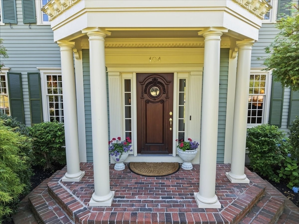 104 Pokanoket Ln