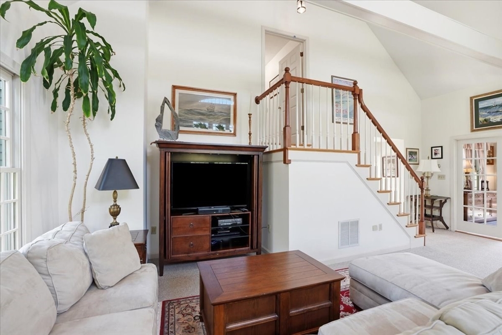 104 Pokanoket Ln