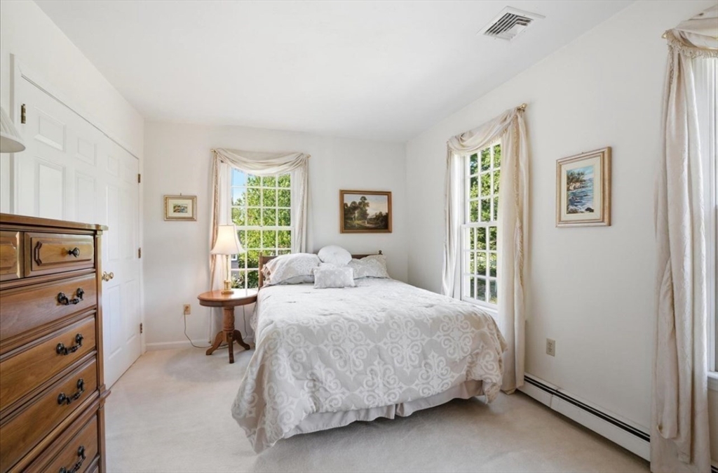 104 Pokanoket Ln