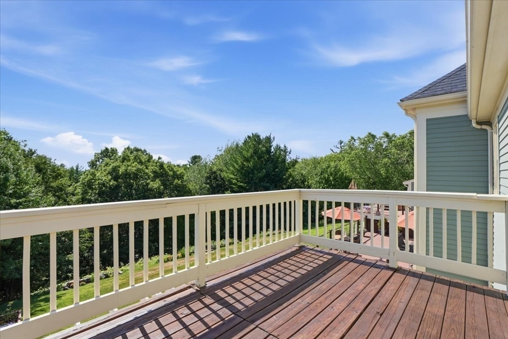 104 Pokanoket Ln