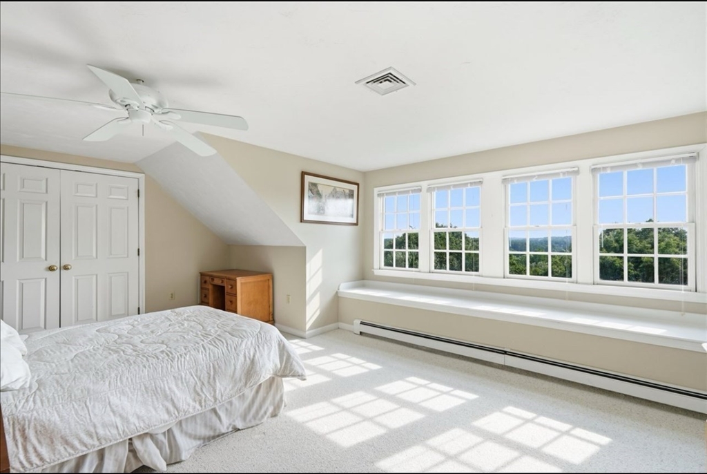 104 Pokanoket Ln