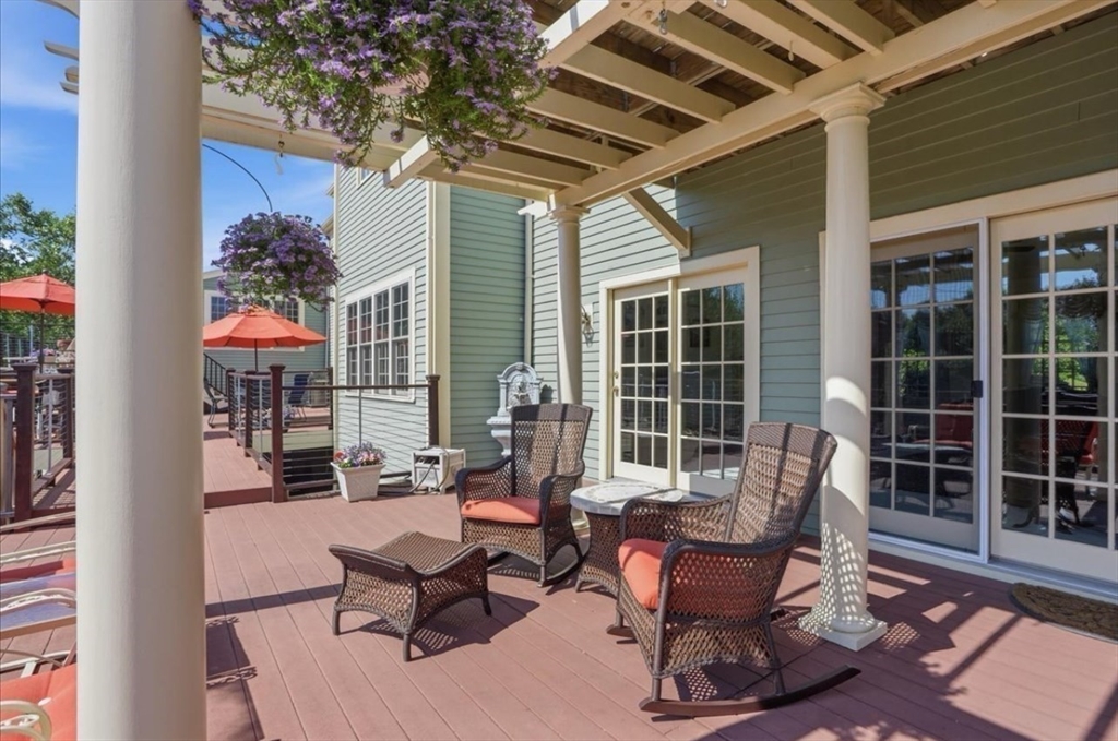 104 Pokanoket Ln